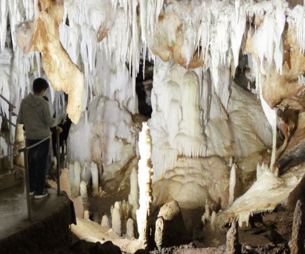 Descubrimos-las-grutas-del-Aguila-en-Arenas-de-San-Pedro-con-peques